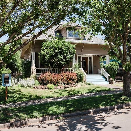 Southeast Portland Comfy & Eclectic Craftsman Home ภายนอก รูปภาพ