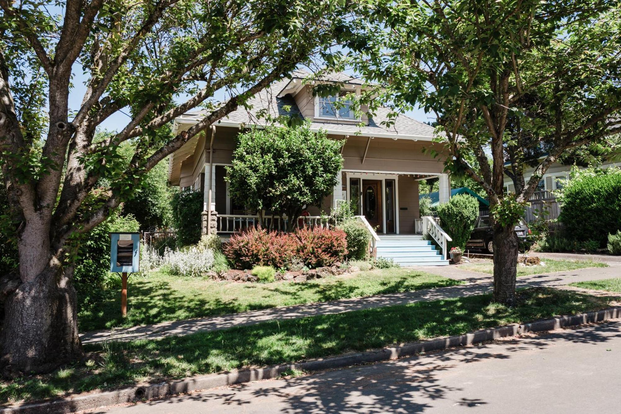 Southeast Portland Comfy & Eclectic Craftsman Home ภายนอก รูปภาพ